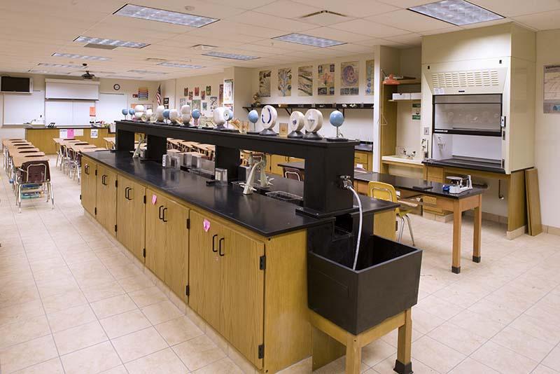 太空人高中科学教室和实验室的室内照片